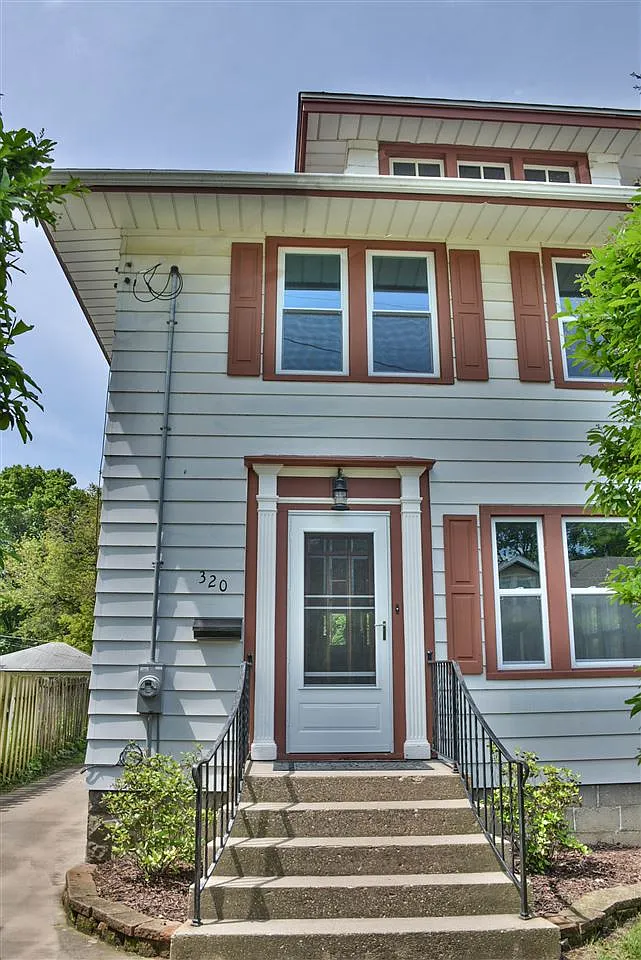 320 Churchill St photo 1