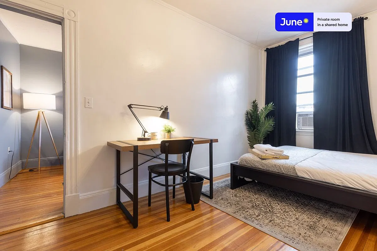 Queen bedroom in 3 bed/1 bath home in North End #369 B — Photo 3