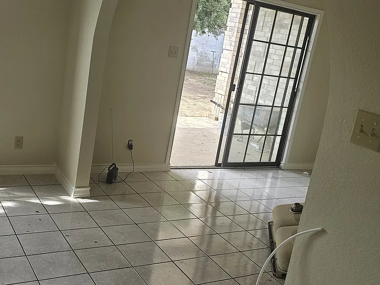 404 Saint Thomas Dr — Photo 2