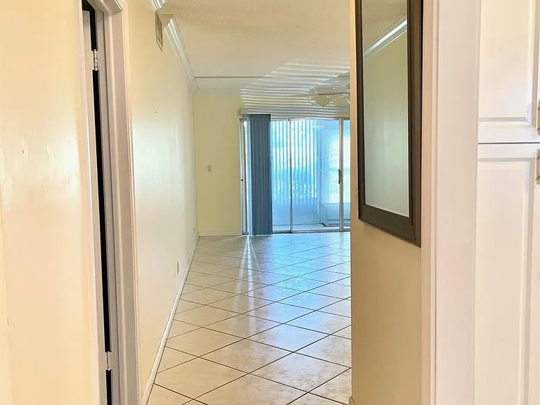 105 Oxford Ct #105-500 — Photo 3