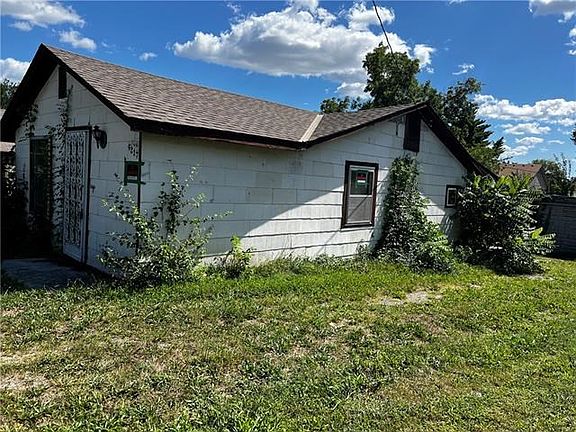 2nd image of 4217 NE 44th Ter