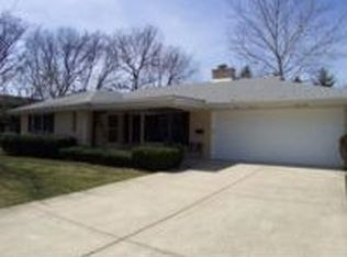 604 S Pine St, Mt Prospect, IL 60056
