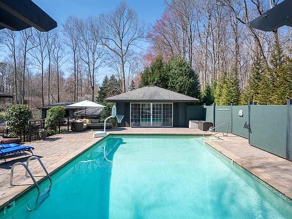 5th image of 301 Rosebay Dr