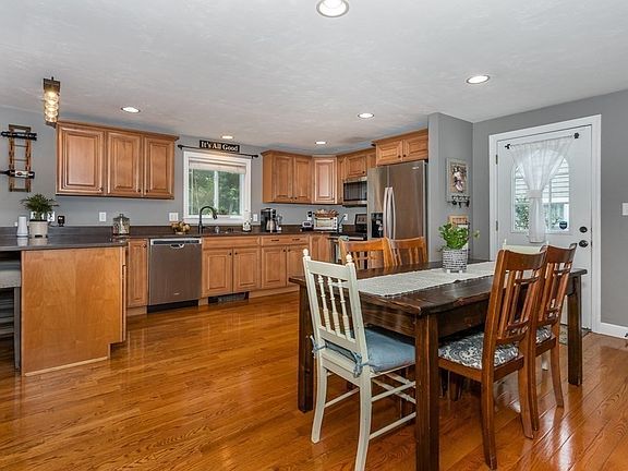 4th image of 38 Watson St