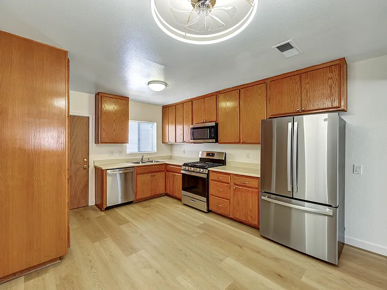 942 E 3rd Ave #A — Photo 9