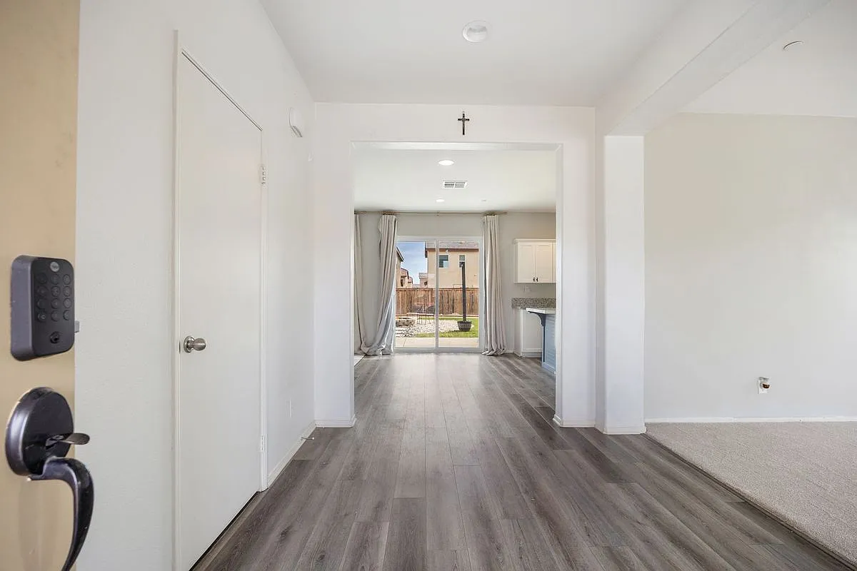 4 bed, 3.0 bath, 2286 sqft, $3,400 — Photo 3