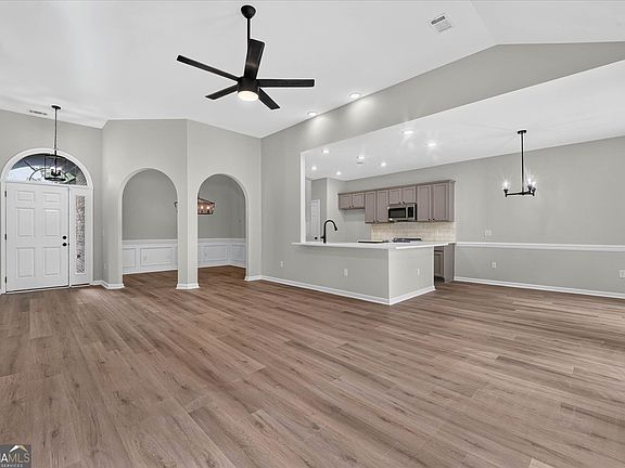 4th image of 839 Granite Ln