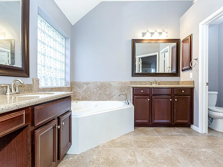 14322 Baron Creek Ln — Photo 40
