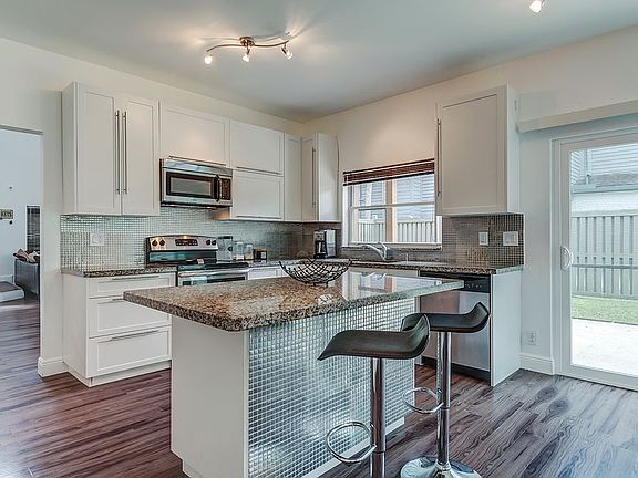 3rd image of 6643 Stratford Dr