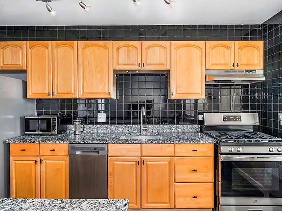 5th image of 1101 N Bellaire St APT 301