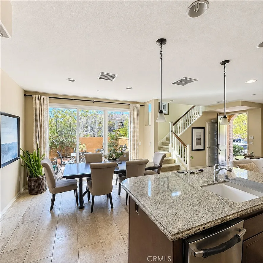 4 bed, 1780 sqft, $6,300 — Photo 3