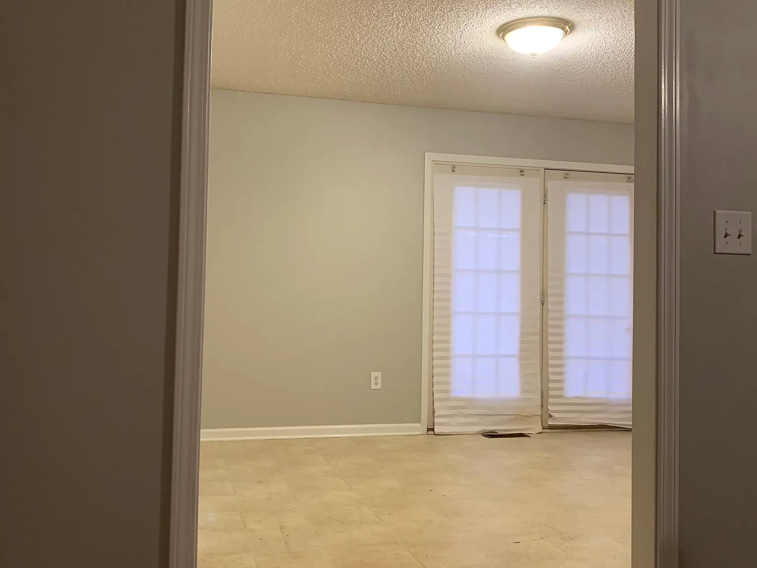 3 bed, 1100 sqft, $1,400 — Photo 2
