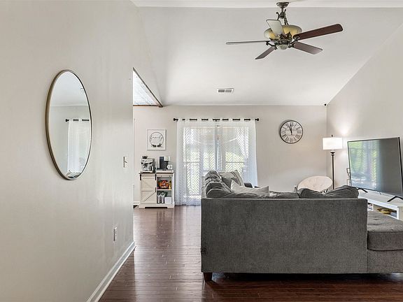 4th image of 204 Crown Ct