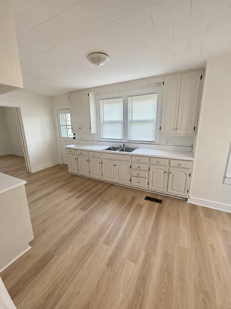 Freshly Remodeled 3-Bedroom Pet-Friendly Home in Sparta — Photo 2