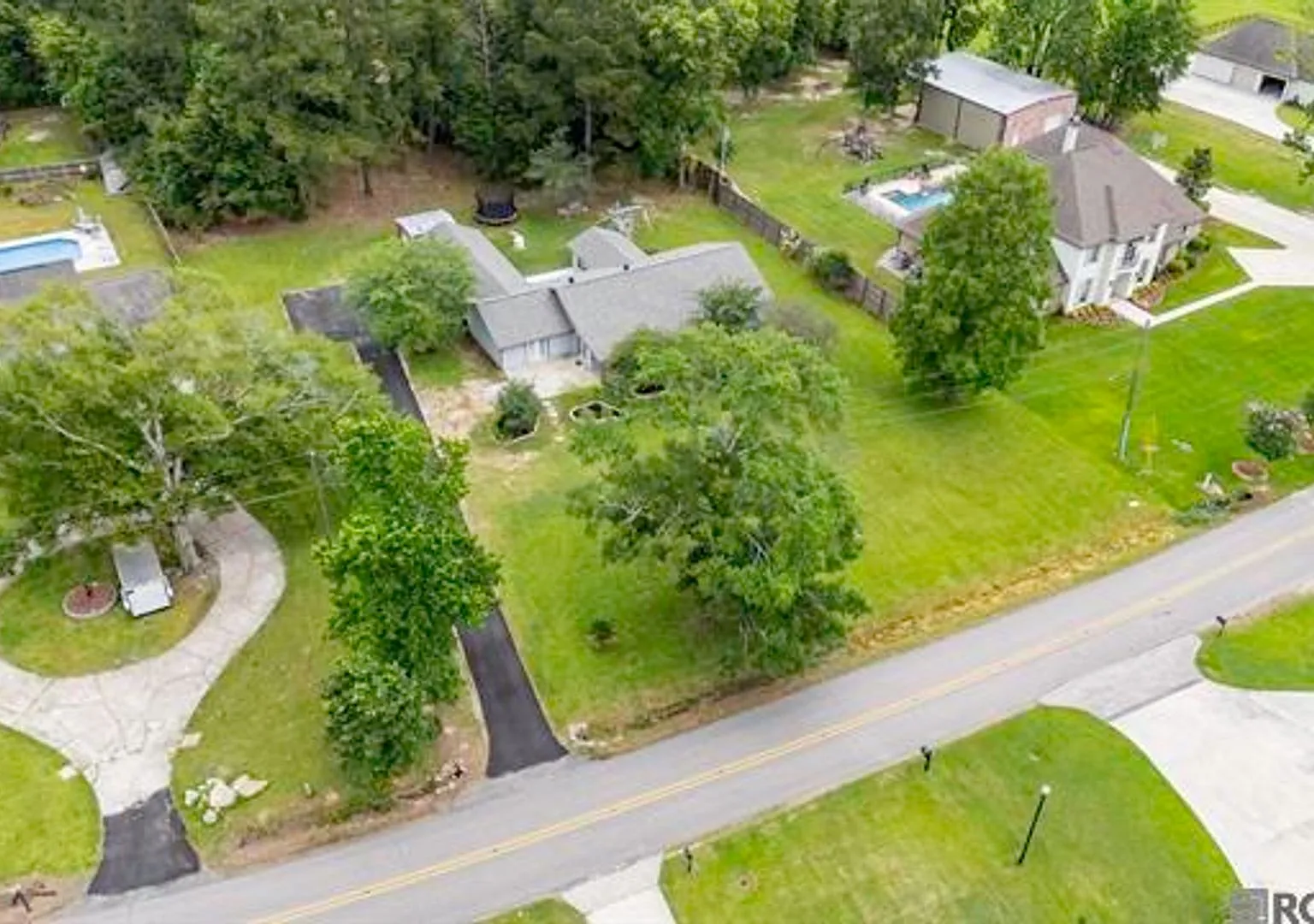 Spacious 4-Bedroom Home on One Acre in Denham Springs — Photo 1