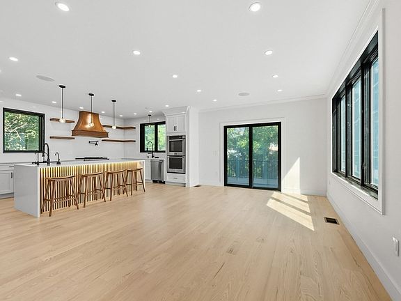 5th image of 863 Main St