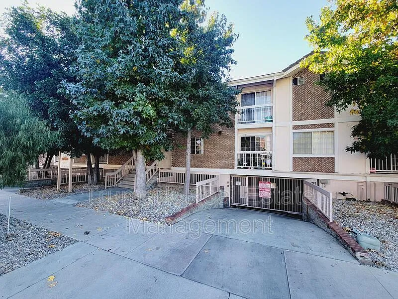 2 bed, 2.0 bath, 1000 sqft, $2,595 — Photo 1
