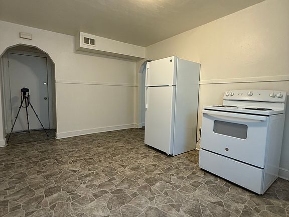 2nd image of 915 9th St SE #2