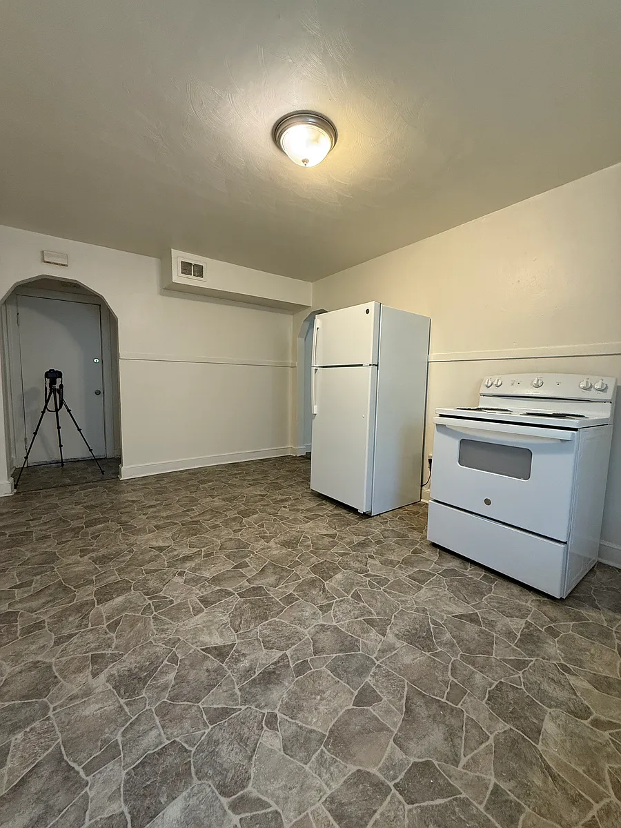 Building Photo - 915 9th St SE #2