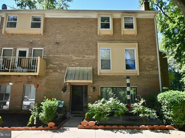 3831 Persimmon Cir, Fairfax, VA 22031