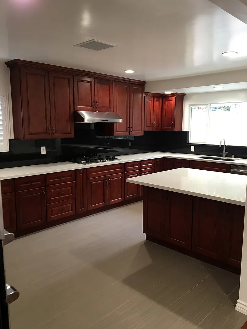 Spacious Four Bedroom Home In Ladera Heights — Photo 2