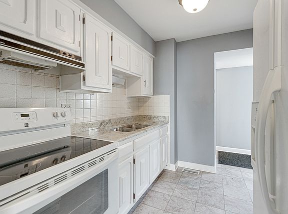 4th image of 4023 Oxford Ct