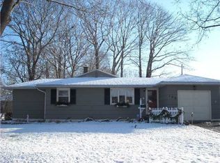 180 Woodcroft Dr, Rochester, NY 14616