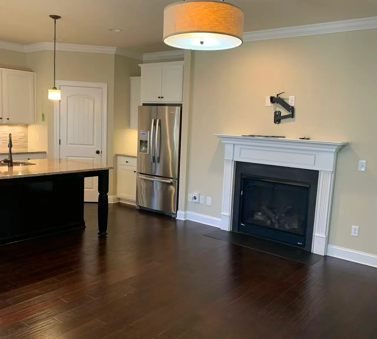 4 bed, 2350 sqft, $2,600 — Photo 2