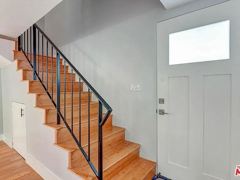 5726 Woodman Ave #2 — Photo 14