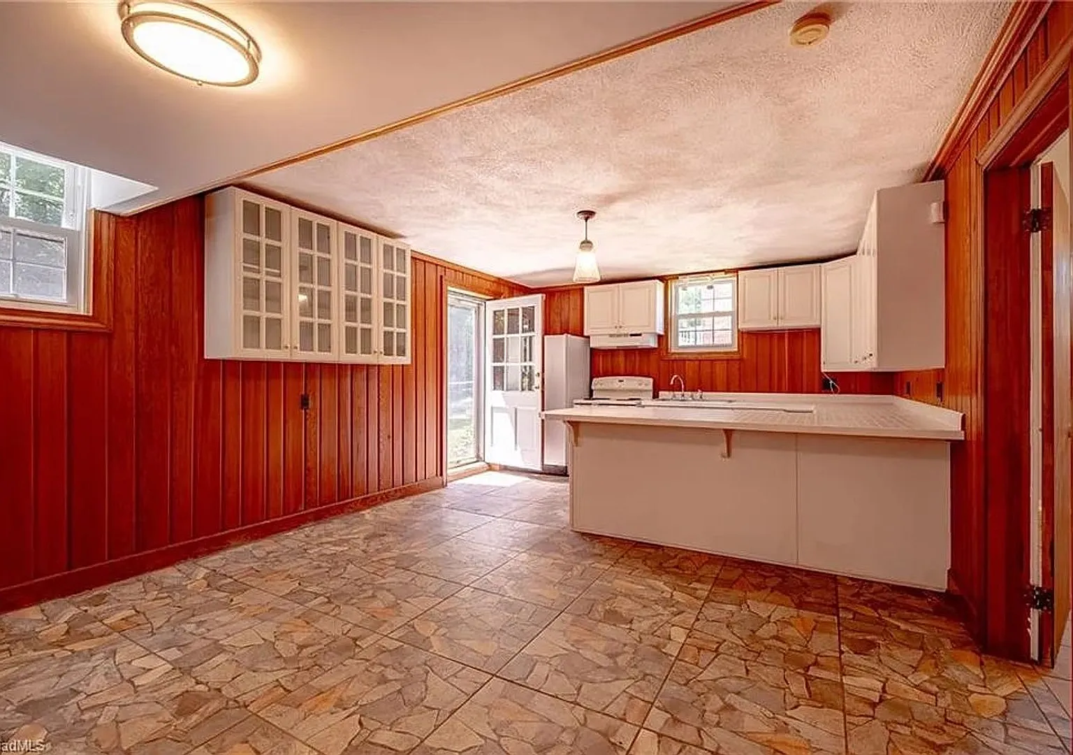 Room in 5 Bedroom Home at Kinnamon Rd — Photo 2