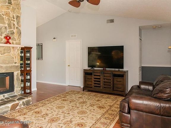 5th image of 2982 Crystal Ct