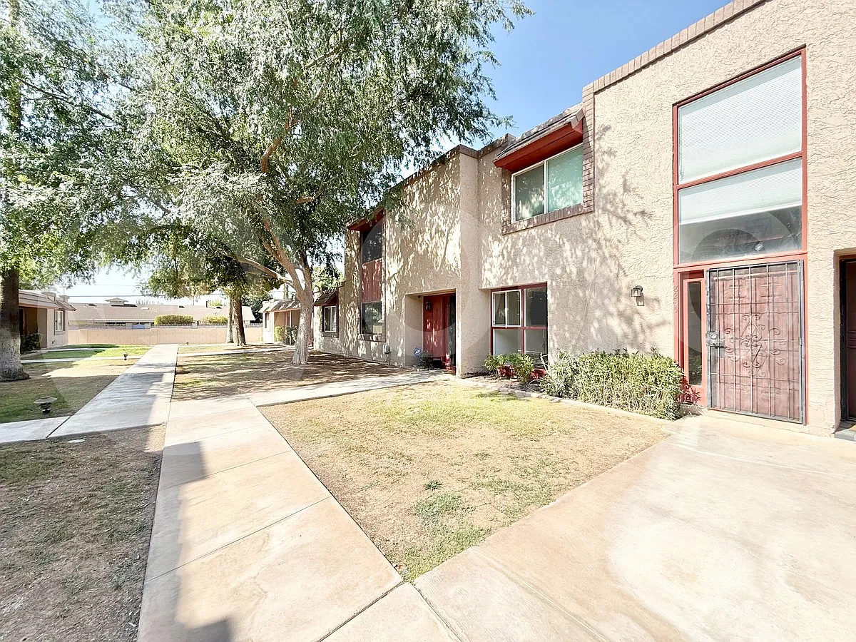 2 bed, 2.0 bath, 1044 sqft, $1,749 — Photo 2