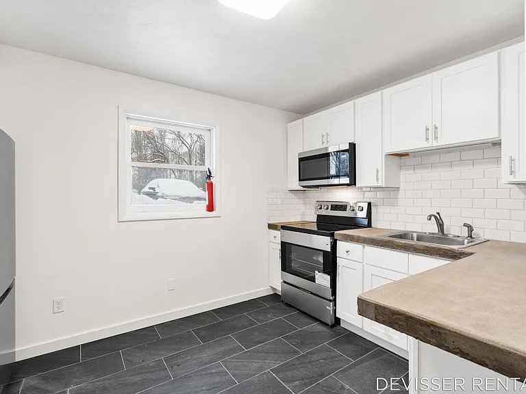 1297 32nd St #D3 — Photo 2