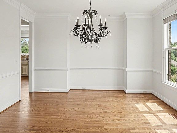 5th image of 776 Lake Crest Dr
