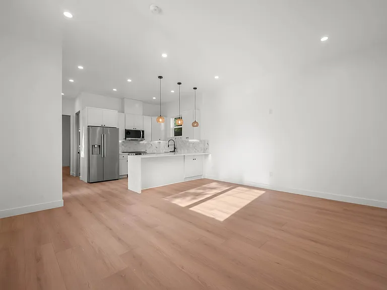 1215 S Point View — Photo 3