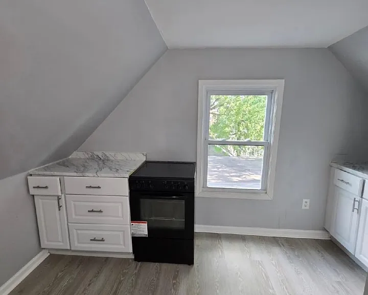 246 Leslie St #3L — Photo 1