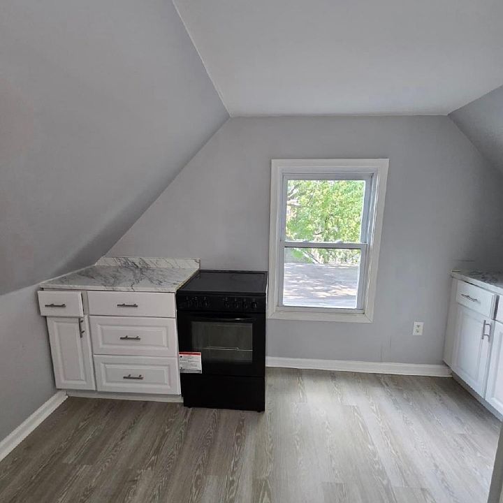 1st image of 246 Leslie St #3L