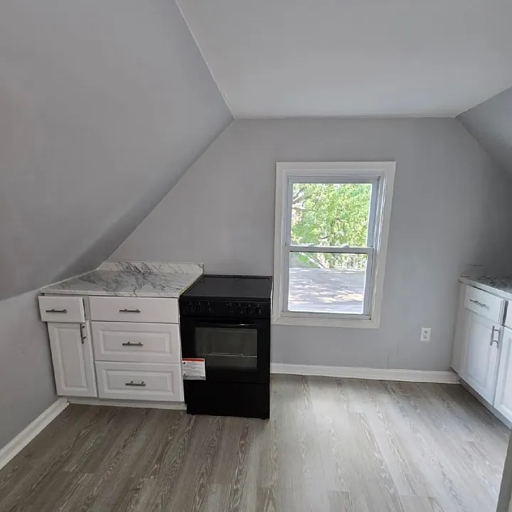 246 Leslie St #3L