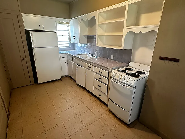 2404 Oak Dr — Photo 7
