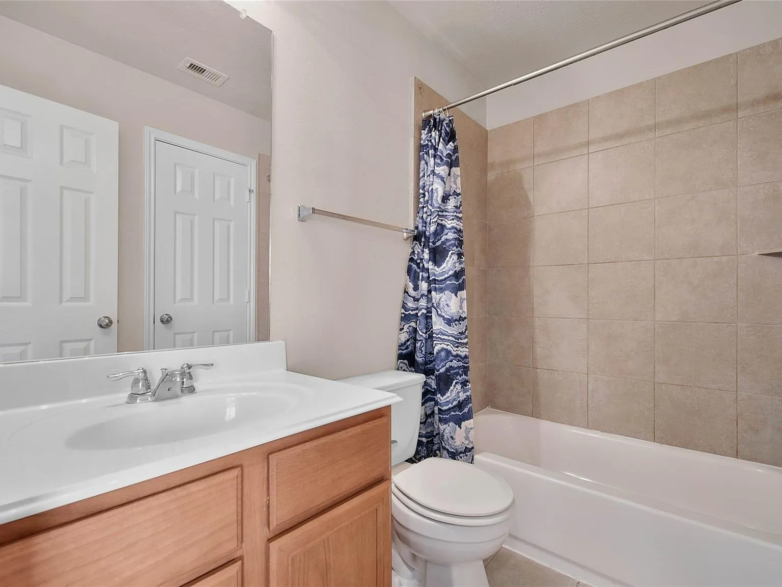 3 bed, 3.5 bath, 2082 sqft, $2,300 — Photo 4