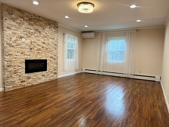 5th image of 40 Seabrook Ln