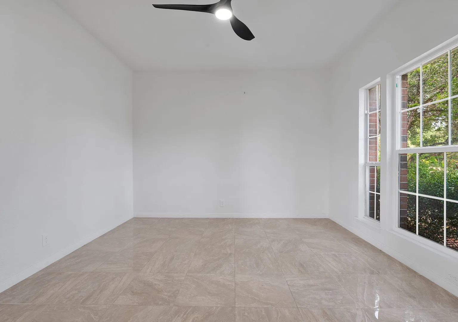 Charming 3 Bed 2.5 Bath Home in Helotes, TX with Community Amenities — Photo 4