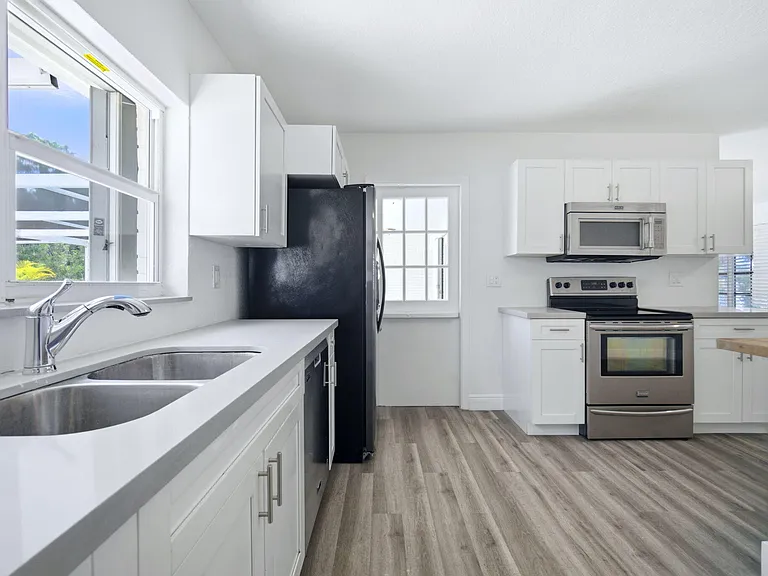321 E Chaminade Dr — Photo 16