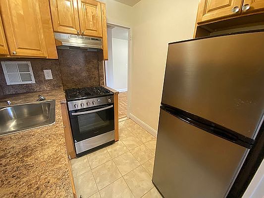 3rd image of 165-20 Highland Ave #1P