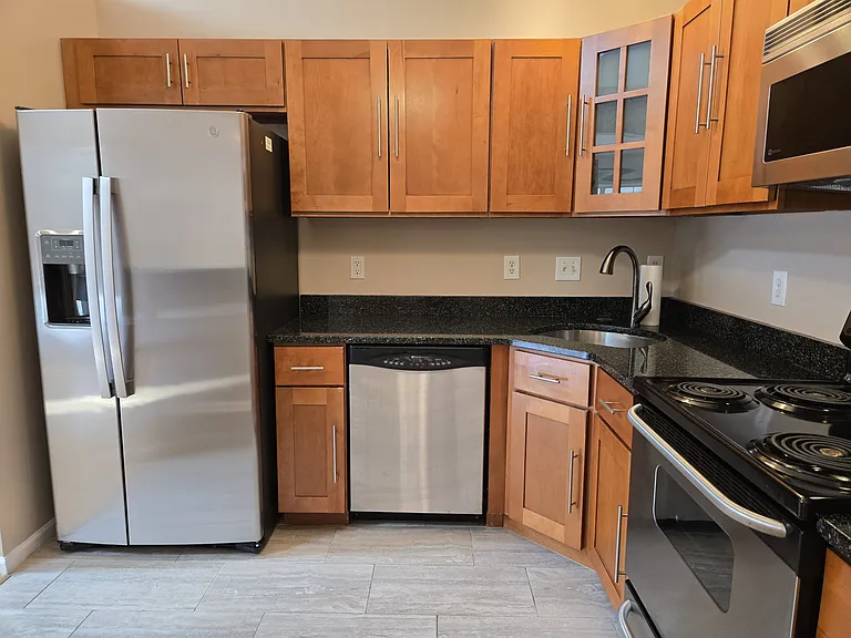 New refrigerator with filtered water and ice maker