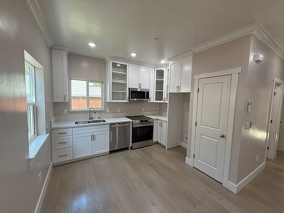 3rd image of 2605 Beaumont St