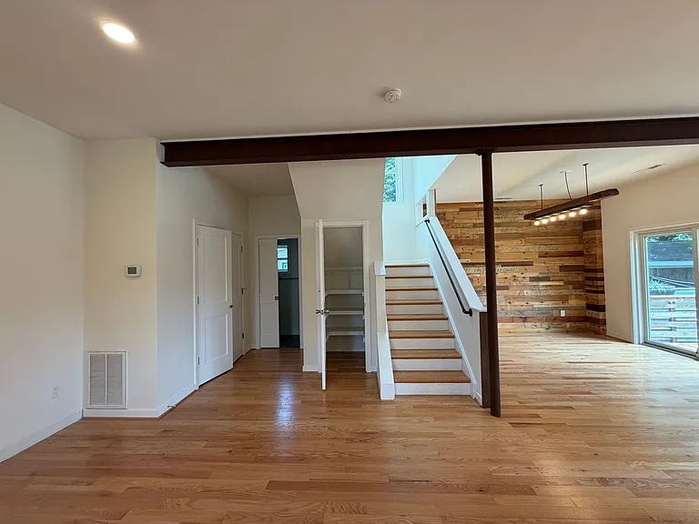 1500 Meridian St — Photo 10