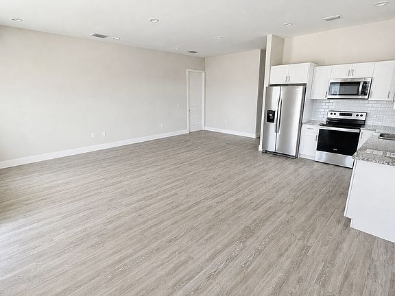 4th image of 597 Jasmine St