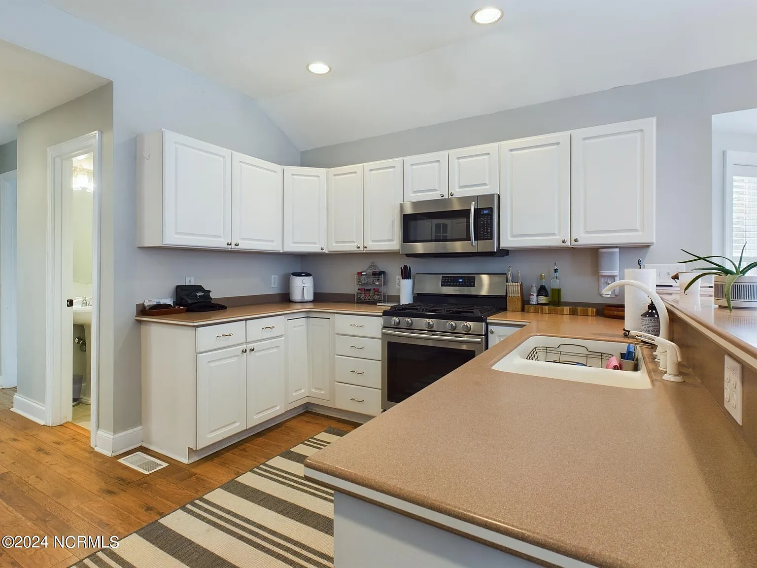 3 bed, 2.5 bath, $3,600 — Photo 2
