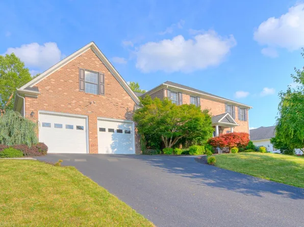 135 Cedar Bluff Dr, Christiansburg, VA 24073